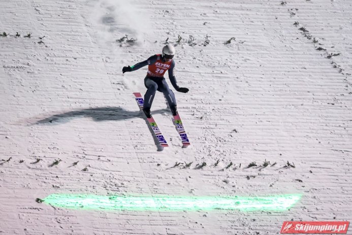 Piotr Żyła w trakcie lądowania/fot. Tadeusz Mieczyński - skijumping.pl